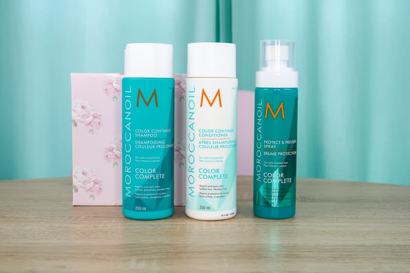 Je prends soin de mes cheveux colorés avec la gamme Color Complete de MOROCCANOIL